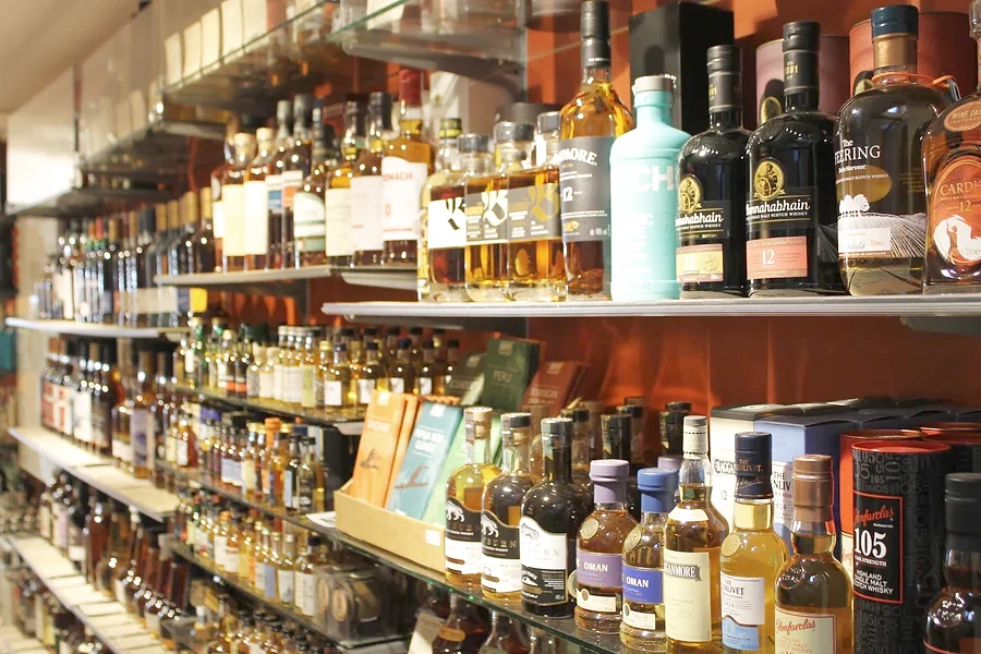 Regal mit Whisky und weiteren Spirituosenflaschen